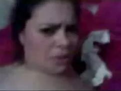 Perra mojada meando. ...