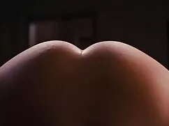 Joven, rubia, enorme ...