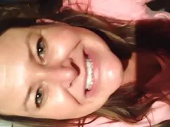 Hermosa rubia golpeó ...